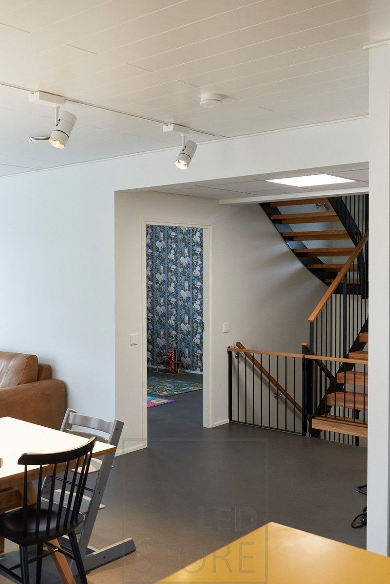 General lighting in the space with 3-phase track lighting. The luminaire is directional, has an adjustable light opening angle and the colour temperature of the light can be selected from a switch on the luminaire body. Ledstore.fi